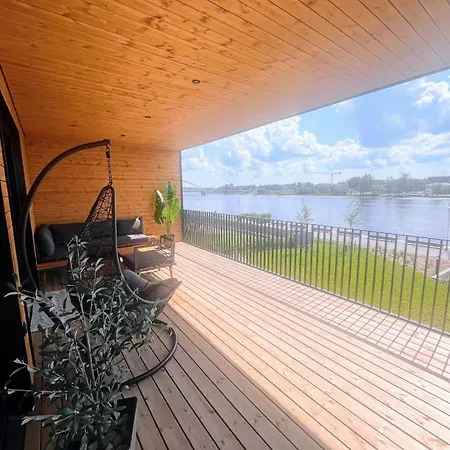 Raeaema 7d-2 Suure Roduga Kahetoaline Kuelaliskorter Joe Aeaeres * Пярну