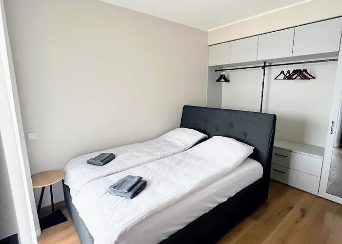 Raeaema 7d-2 Suure Roduga Kahetoaline Kuelaliskorter Joe Aeaeres Daire *